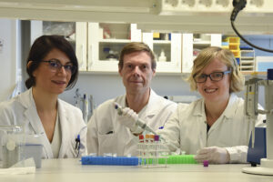Fernanda Roca, Robert Brummer och Julia König vid Nutrition-Gut-Brain Interactions Research Centre (NGBI), Örebro. universitet. Bild ORU