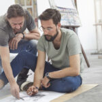 Teckning i ateljé av två män