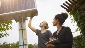 Man och kvinna arbetar med solceller