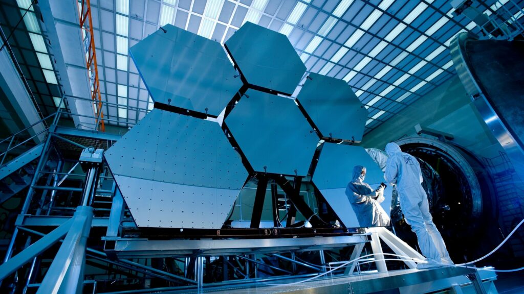 solceller i en fabrik med en man som inspekterar dem