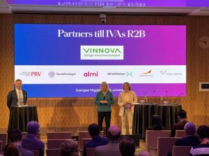 IVAs 100 lista lanseras 2023 två kvinnor och en man på en scen med en bildpresentation på väggen bakom