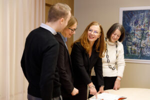 KK-stiftelsens vd med medarbetare KK-stiftelsens vd med medarbetare. Foto Sten Jansin